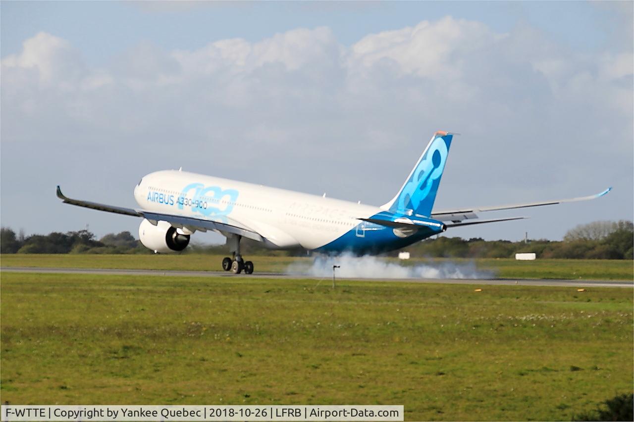 F-WTTE, 2017 Airbus A330-941N C/N 1812, Landing rwy 25L, Brest-Bretagne airport (LFRB-BES)