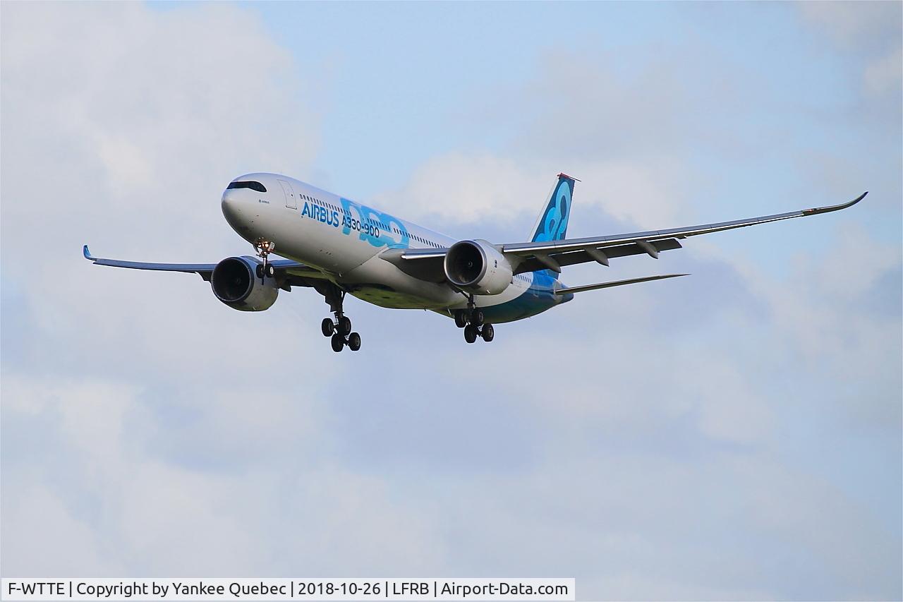 F-WTTE, 2017 Airbus A330-941N C/N 1812, Short approach rwy 25L, Brest-Bretagne airport (LFRB-BES)