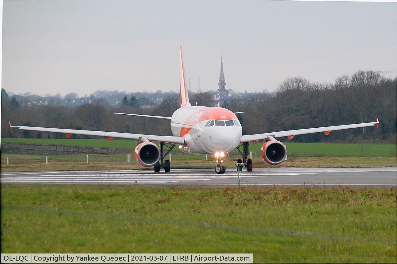 OE-LQC, 2009 Airbus A319-111 C/N 3788, Lining up rwy 07R, Brest-Bretagne airport (LFRB-BES)