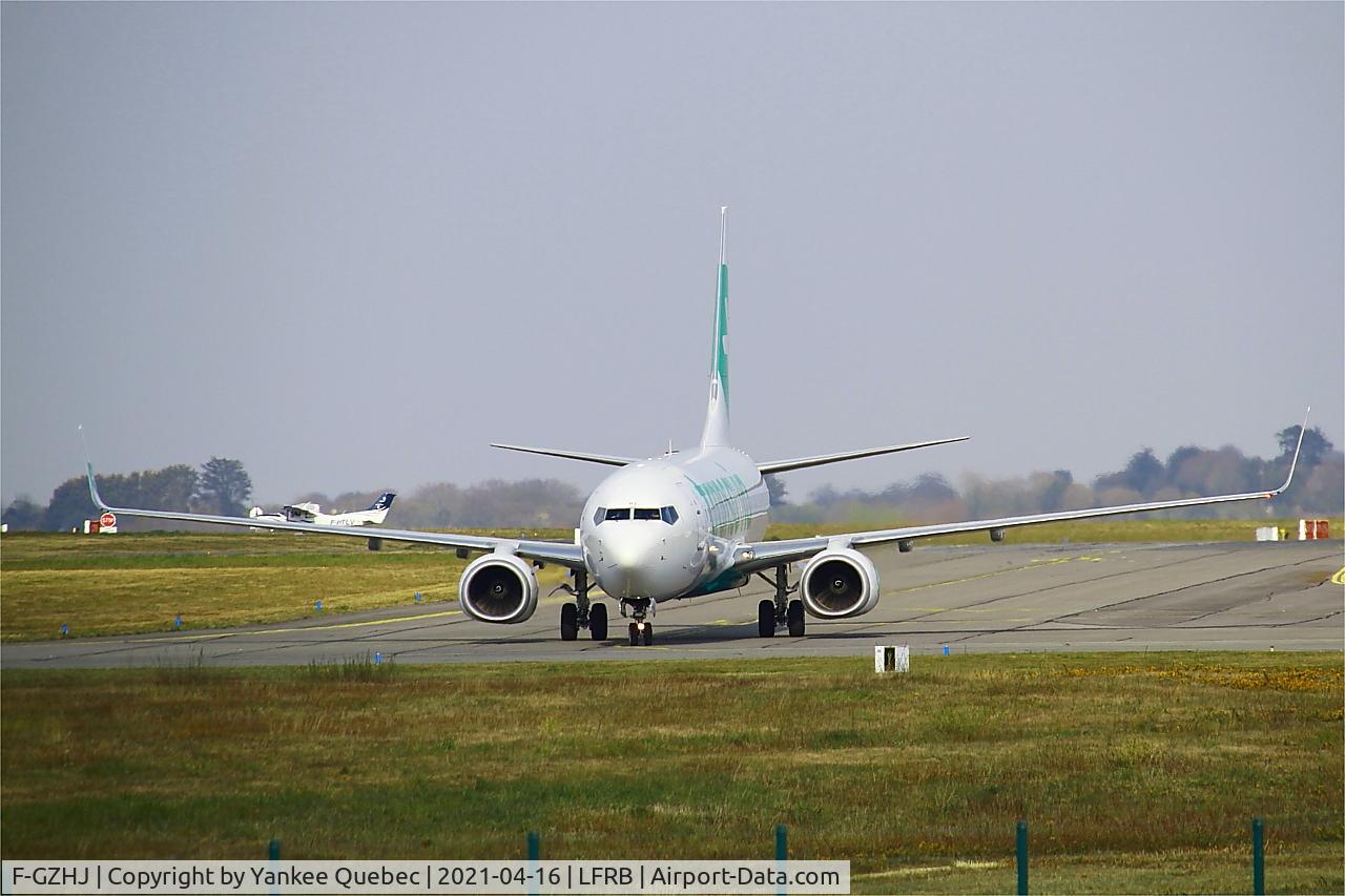 F-GZHJ, 2013 Boeing 737-86J C/N 37778, Taxiing to boarding area, Brest-Bretagne airport (LFRB-BES)