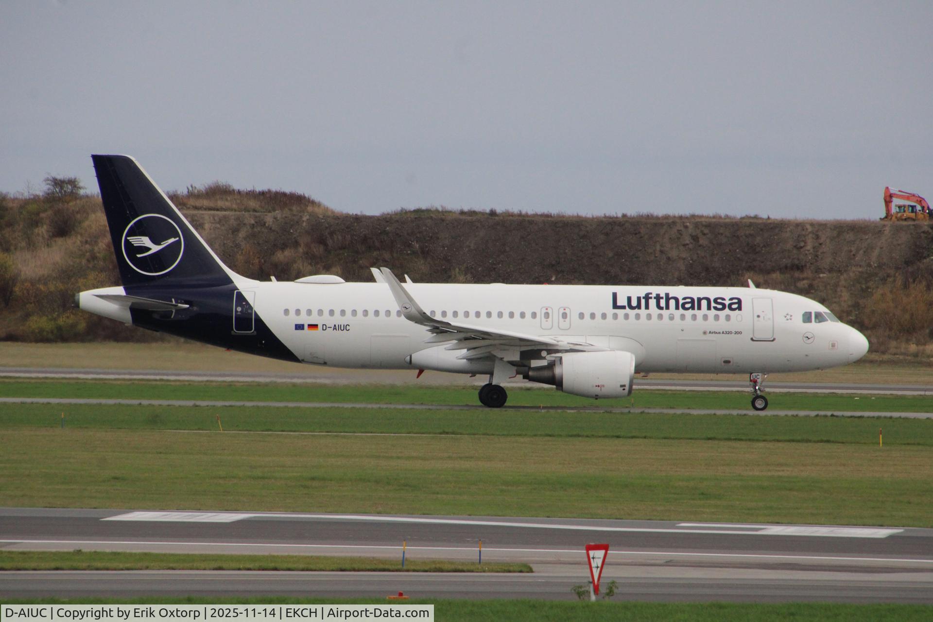D-AIUC, 2014 Airbus A320-214 C/N 6006, D-AIUC taxi for takeoff rw 04R