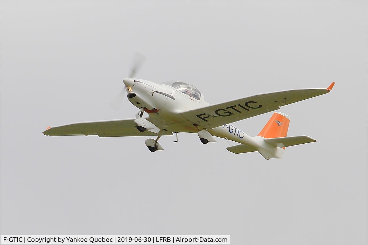 F-GTIC, 2003 Aquila A210 (AT01) C/N AT01-133, Take off rwy 25L, Brest-Bretagne airport (LFRB-BES)