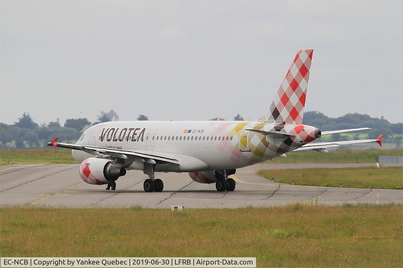 EC-NCB, 2003 Airbus A319-111 C/N 2043, Taxiing to rwy 25L, Brest-Bretagne airport (LFRB-BES)