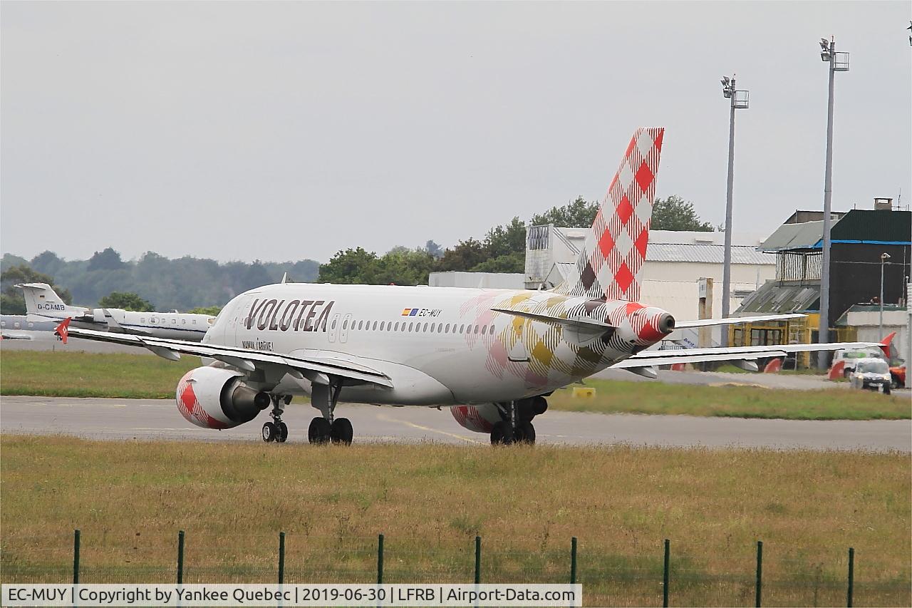 EC-MUY, 2003 Airbus A319-111 C/N 2050, Taxiing to rwy 25L, Brest-Bretagne airport (LFRB-BES)