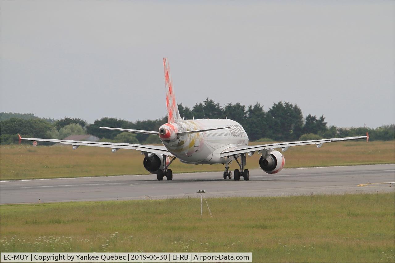 EC-MUY, 2003 Airbus A319-111 C/N 2050, Taxiing rwy 25L, Brest-Bretagne airport (LFRB-BES)