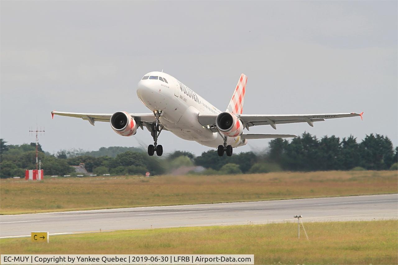 EC-MUY, 2003 Airbus A319-111 C/N 2050, Take off rwy 25L, Brest-Bretagne airport (LFRB-BES)