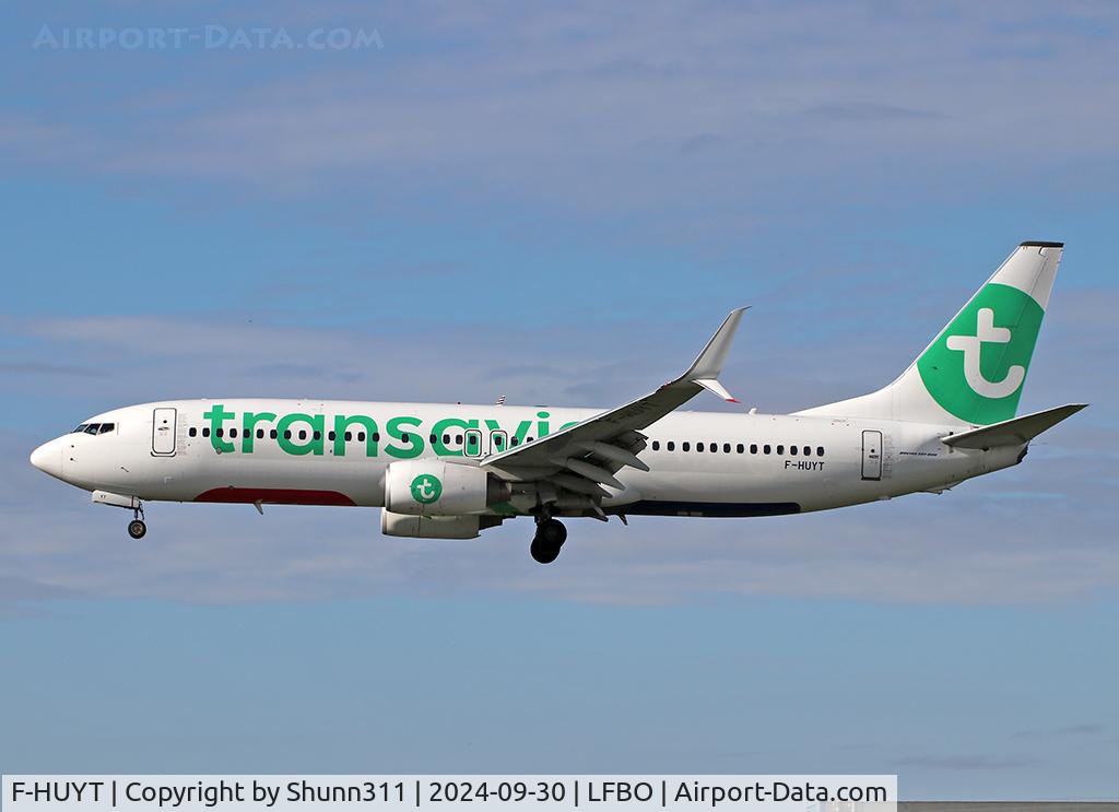 F-HUYT, 2011 Boeing 737-8K5 C/N 37252, Landing rwy 14L with scimitar winglets