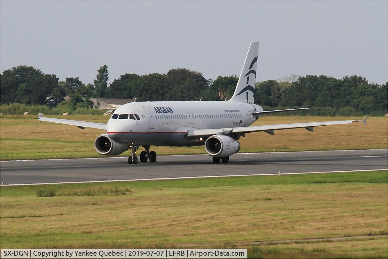 SX-DGN, 2006 Airbus A320-232 C/N 2828, Taxiing rwy 07R, Brest-Bretagne airport (LFRB-BES)