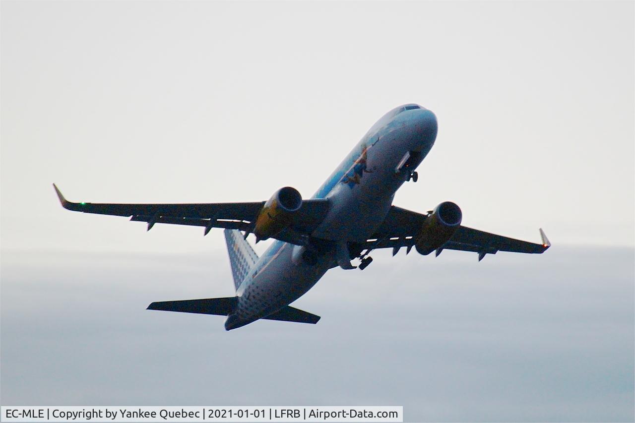 EC-MLE, 2016 Airbus A320-232 C/N 7109, Take off rwy 07R, Brest-Bretagne airport (LFRB-BES)
