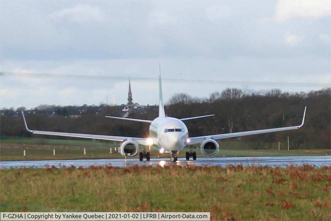 F-GZHA, 2007 Boeing 737-8GJ C/N 34901, Lining up rwy 07R, Brest-Bretagne airport (LFRB-BES)