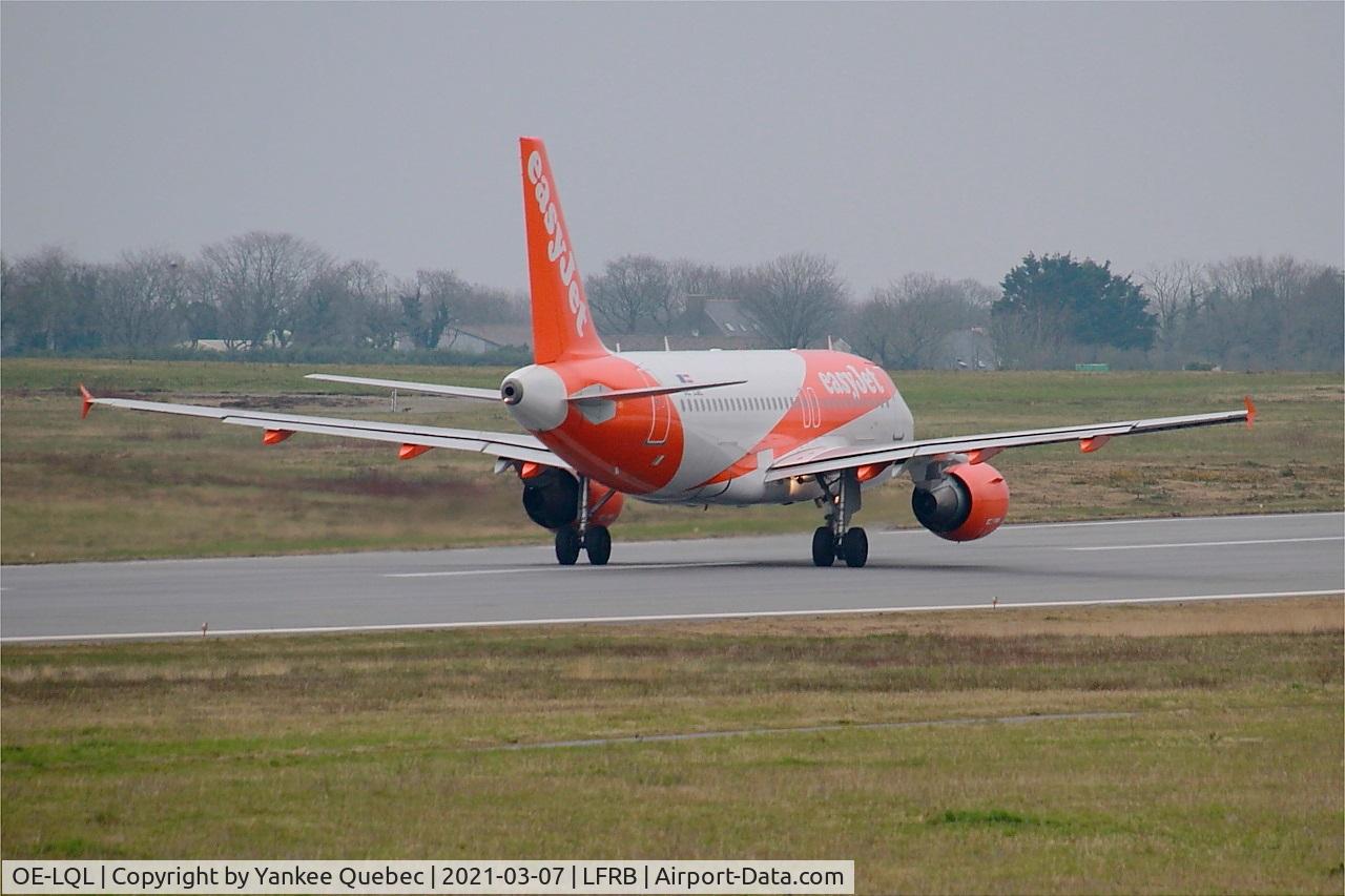 OE-LQL, 2009 Airbus A319-111 C/N 3774, Take off run rwy 07R, Brest-Bretagne airport (LFRB-BES)