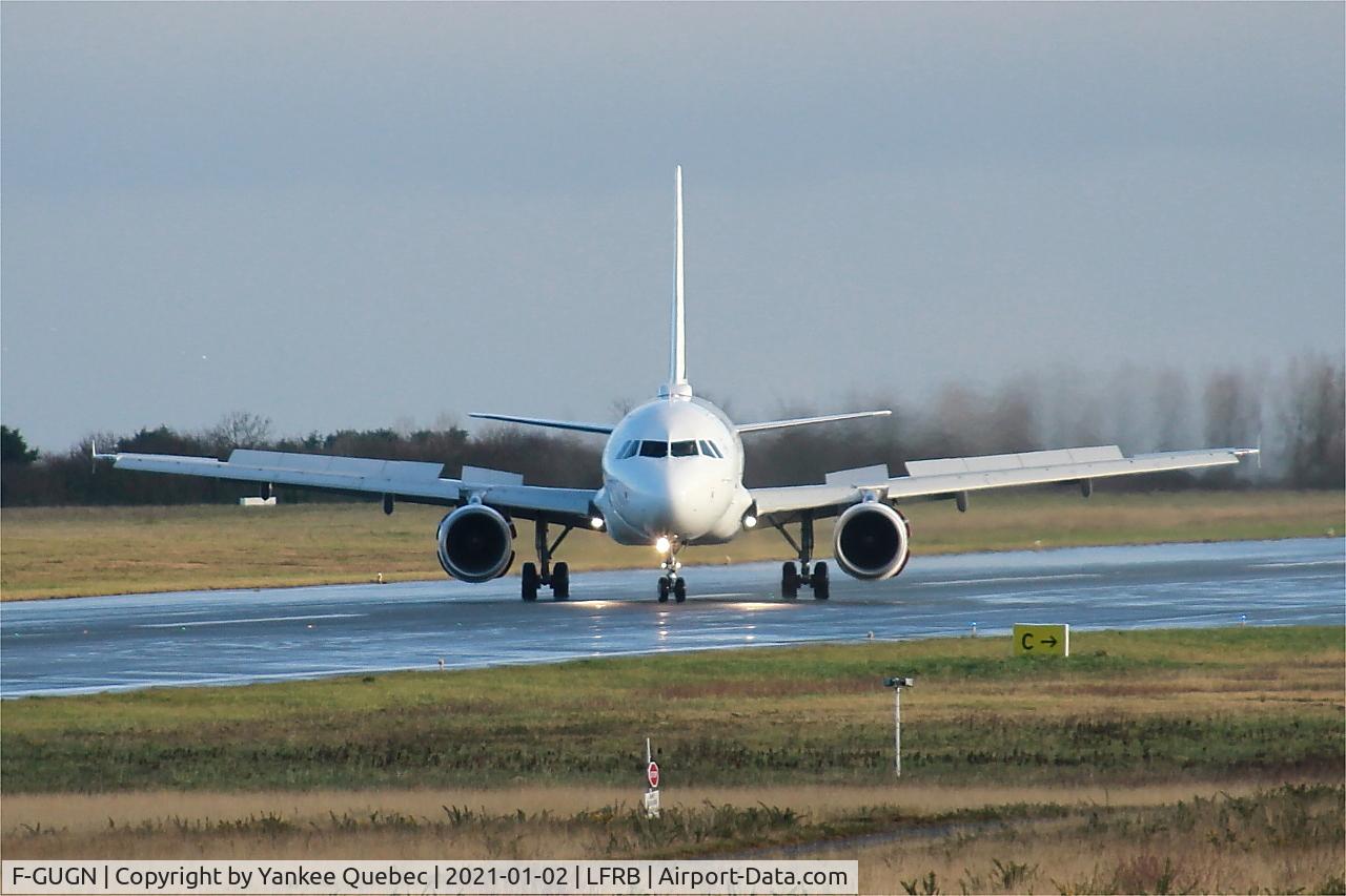 F-GUGN, 2006 Airbus A318-111 C/N 2918, Taxiing to boarding area, Brest-Bretagne airport (LFRB-BES)