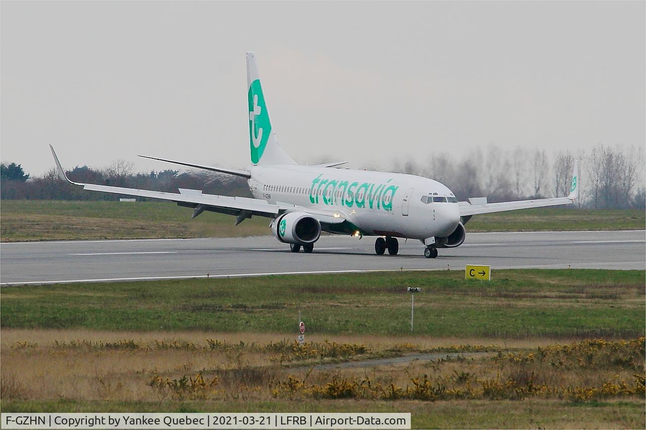 F-GZHN, 1999 Boeing 737-85H C/N 29445, Taxiing to boarding area, Brest-Bretagne airport (LFRB-BES)