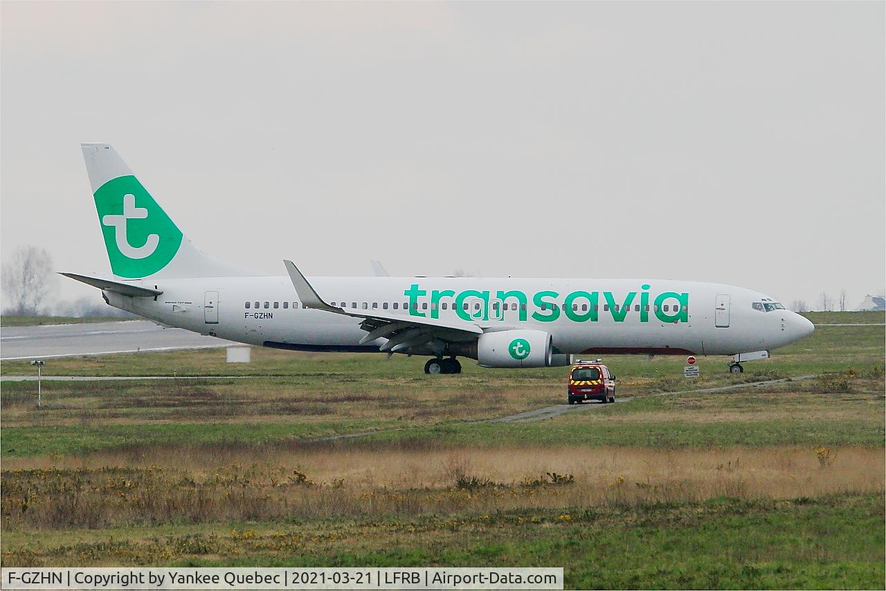 F-GZHN, 1999 Boeing 737-85H C/N 29445, Taxiing to boarding area, Brest-Bretagne airport (LFRB-BES)