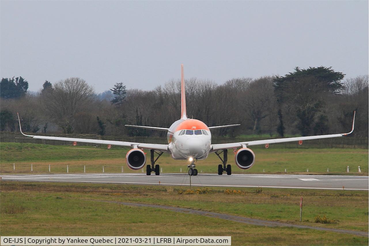 OE-IJS, 2016 Airbus A320-214 C/N 7410, Lining up rwy 07R, Brest-Bretagne airport (LFRB-BES)