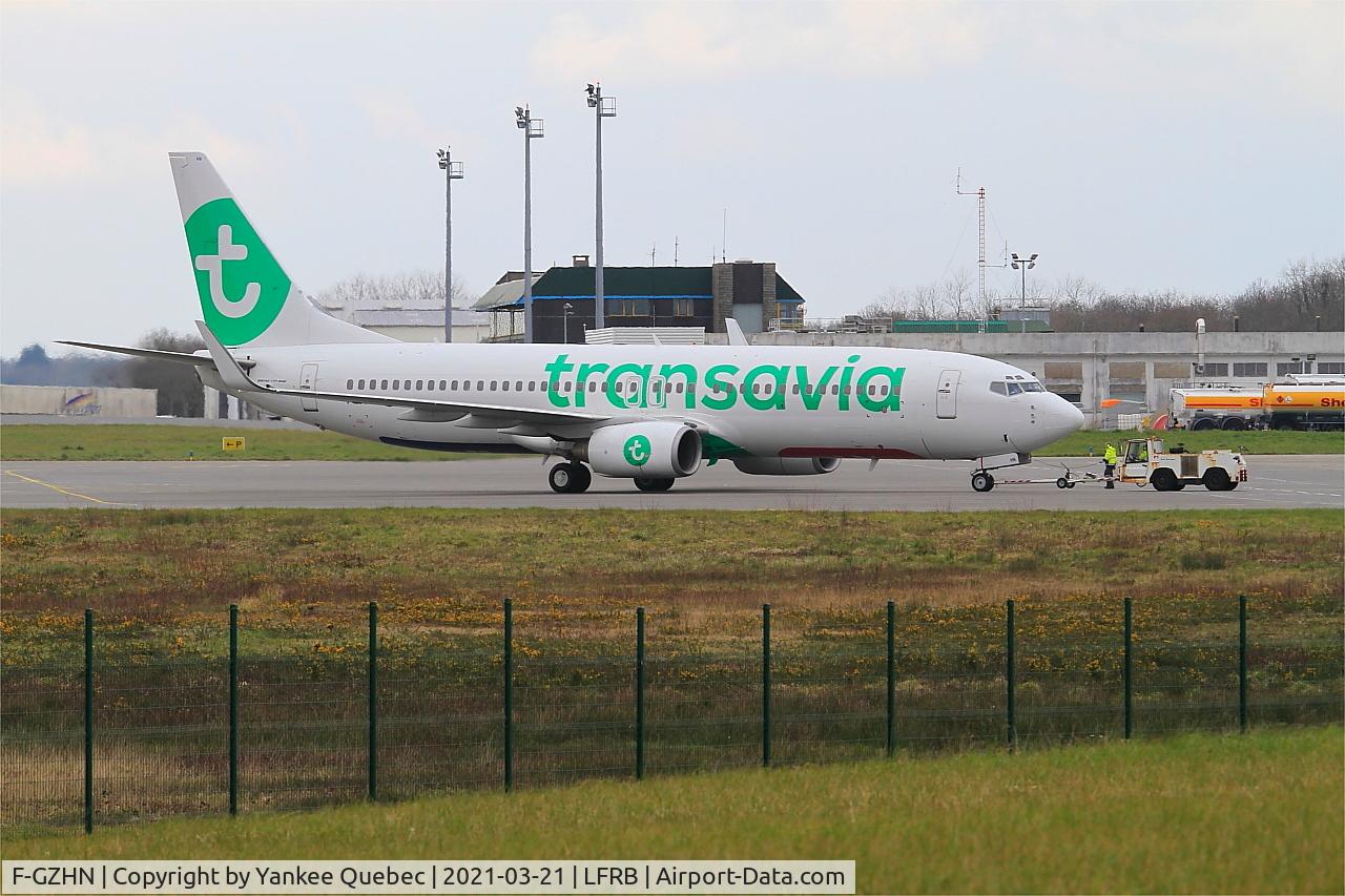 F-GZHN, 1999 Boeing 737-85H C/N 29445, Push back, Brest-Bretagne airport (LFRB-BES)