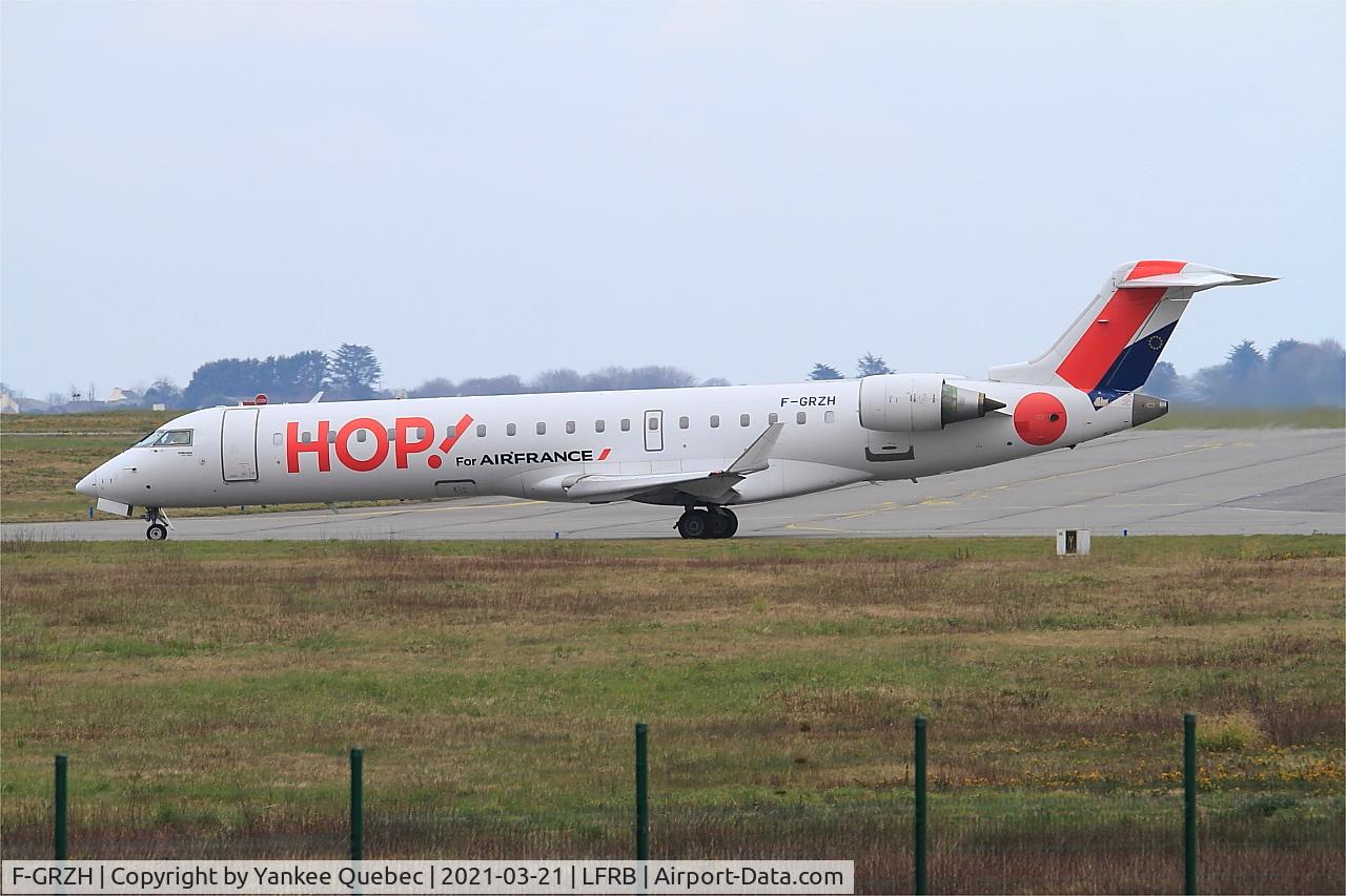 F-GRZH, 2003 Bombardier CRJ-702 (CL-600-2C10) Regional Jet C/N 10089, Taxiing to rwy 07R, Brest-Bretagne airport (LFRB-BES)