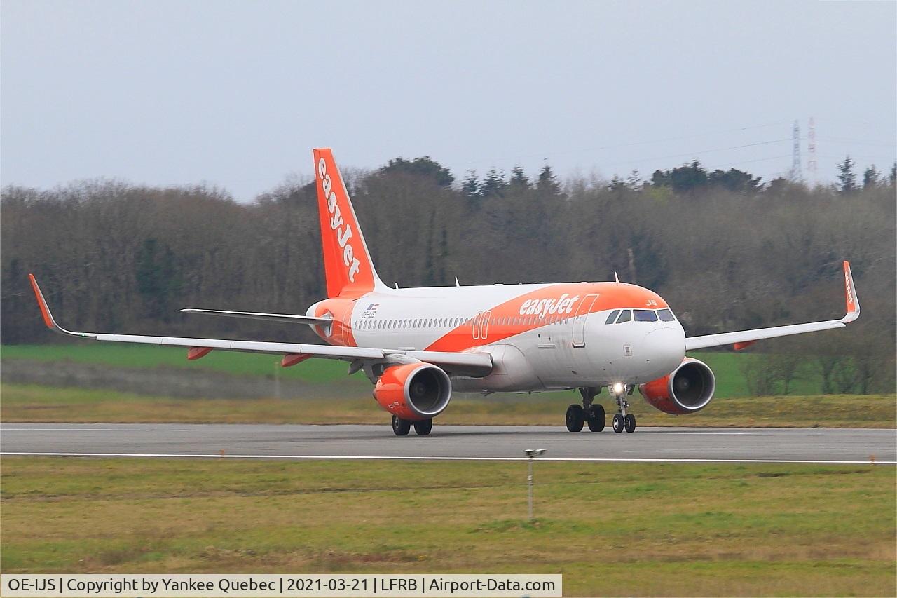 OE-IJS, 2016 Airbus A320-214 C/N 7410, Take off run rwy 07R, Brest-Bretagne airport (LFRB-BES)