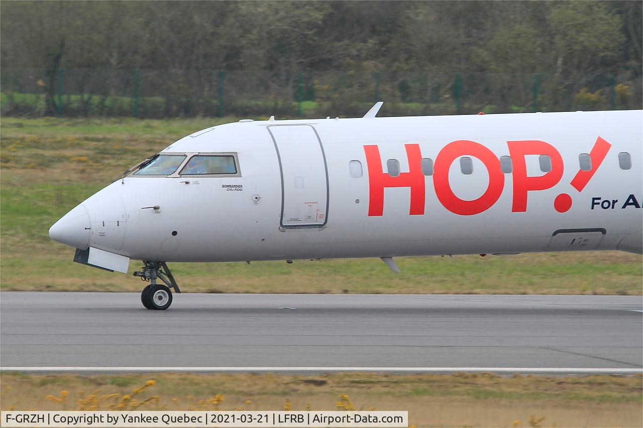 F-GRZH, 2003 Bombardier CRJ-702 (CL-600-2C10) Regional Jet C/N 10089, Taxiing rwy 07R, Brest-Bretagne airport (LFRB-BES)