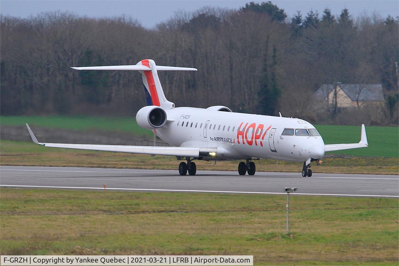 F-GRZH, 2003 Bombardier CRJ-702 (CL-600-2C10) Regional Jet C/N 10089, Take off run rwy 07R, Brest-Bretagne airport (LFRB-BES)
