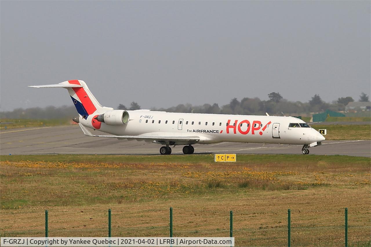 F-GRZJ, Canadair CRJ-702 (CL-600-2C10) Regional Jet C/N 10096, Taxiing to boarding area, Brest-Bretagne airport (LFRB-BES)