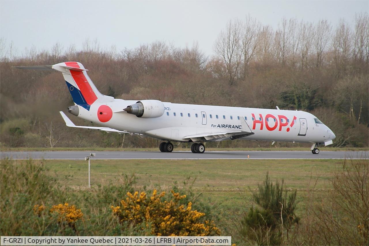 F-GRZI, Canadair CRJ-702 (CL-600-2C10) Regional Jet C/N 10093, Taxiing rwy 25L, Brest-Bretagne airport (LFRB-BES)
