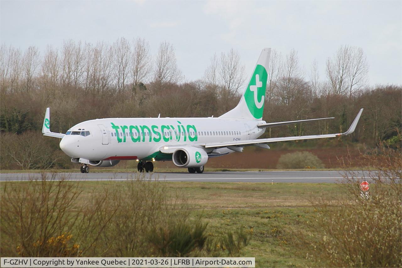 F-GZHV, 1998 Boeing 737-85H C/N 29444, Take off run rwy 25L, Brest-Bretagne airport (LFRB-BES)