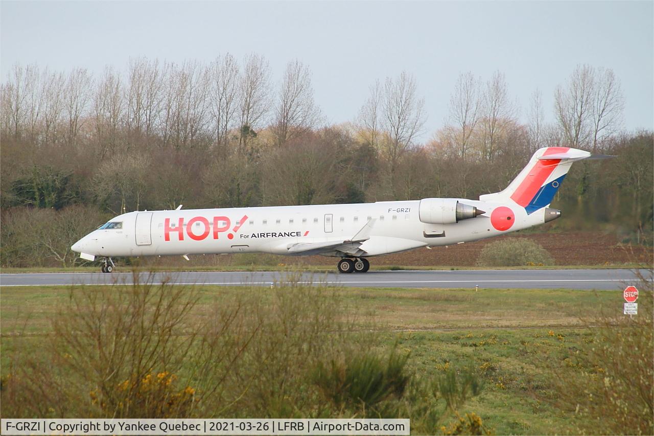 F-GRZI, Canadair CRJ-702 (CL-600-2C10) Regional Jet C/N 10093, Lining up rwy 25L, Brest-Bretagne airport (LFRB-BES)