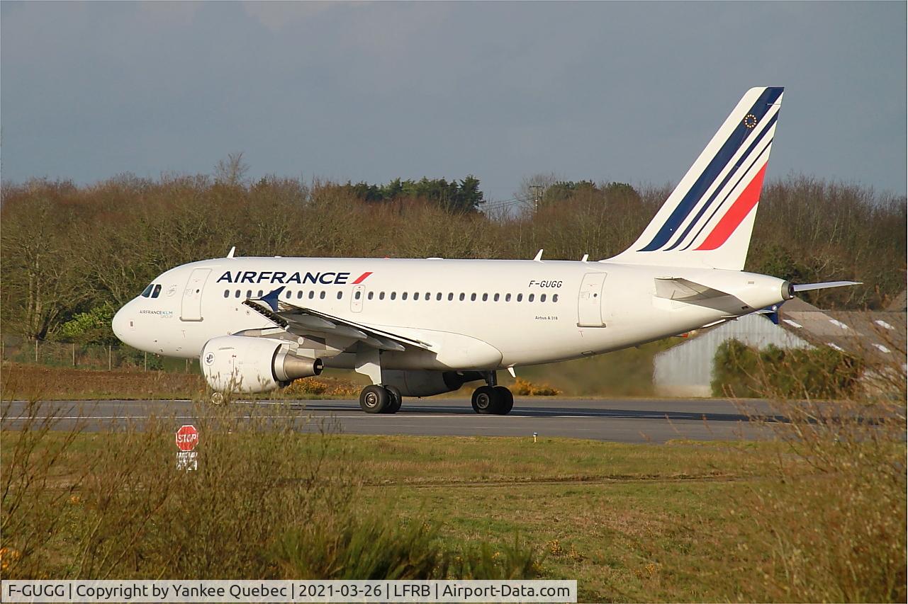 F-GUGG, 2004 Airbus A318-111 C/N 2317, Lining up rwy 25L, Brest-Bretagne airport (LFRB-BES)
