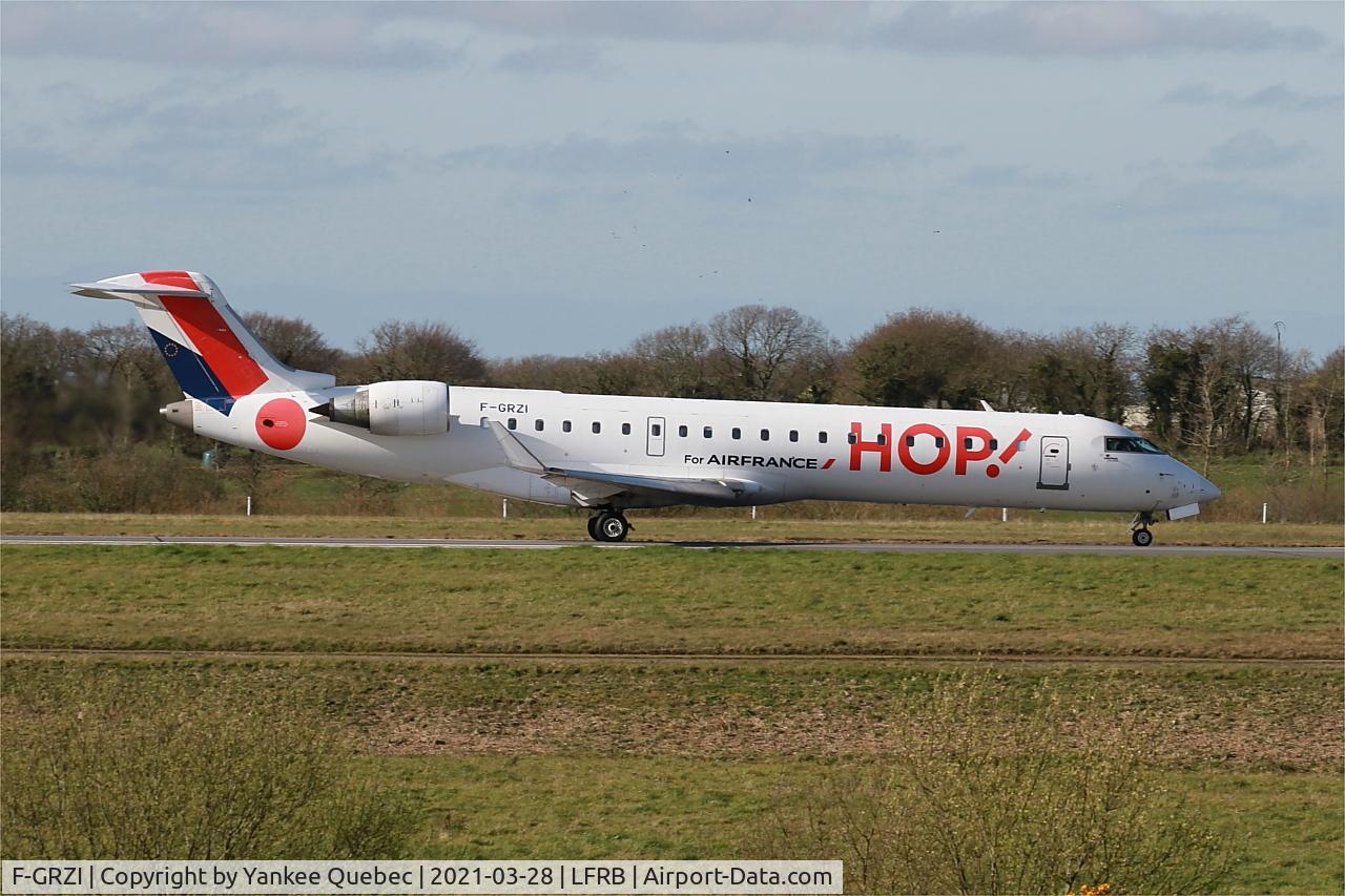 F-GRZI, Canadair CRJ-702 (CL-600-2C10) Regional Jet C/N 10093, Taxiing rwy 25L, Brest-Bretagne airport (LFRB-BES)