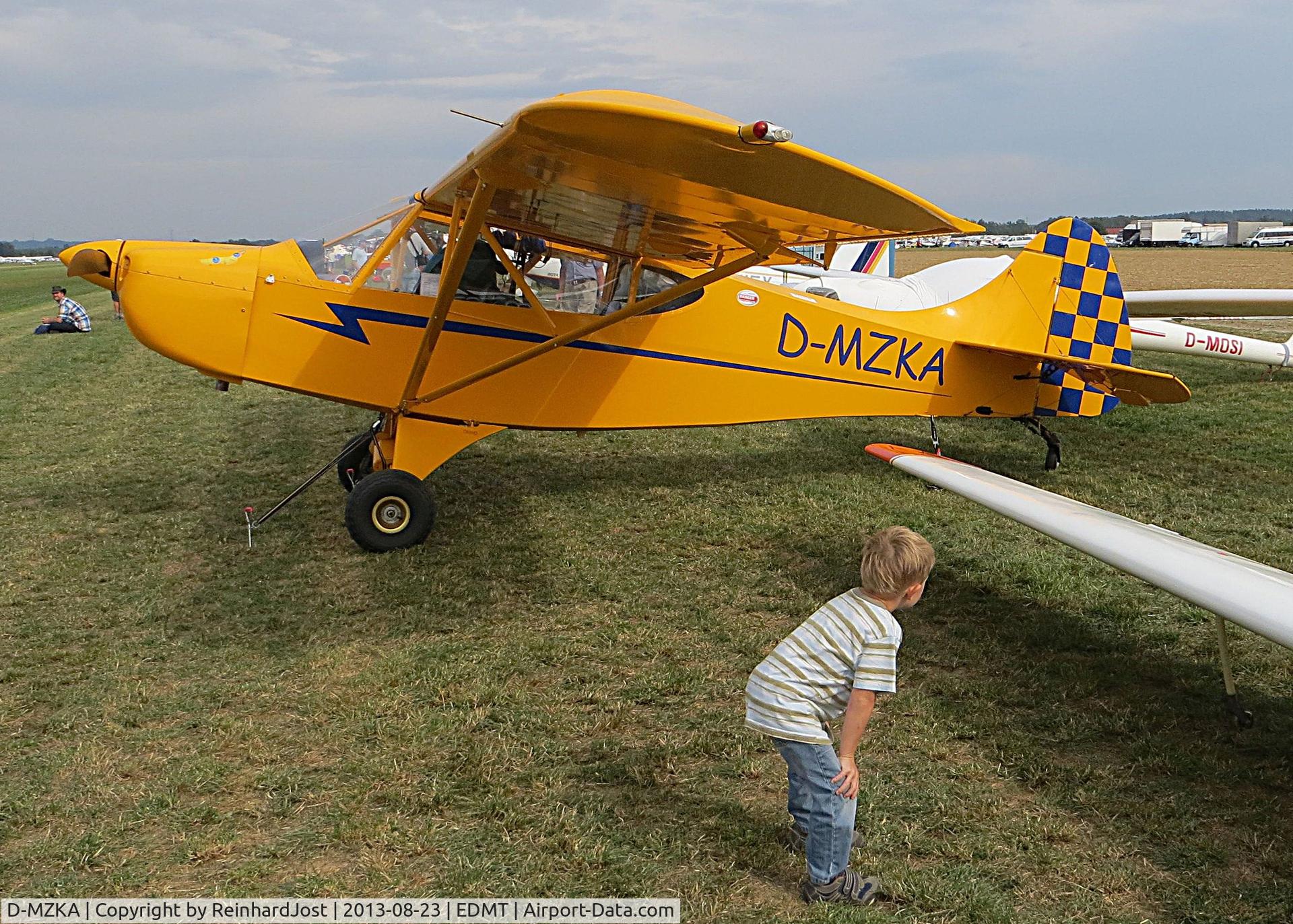D-MZKA, Zlin Savage 912 C/N 172, Zlin Savage and a future pilot at Tannkosh 2013