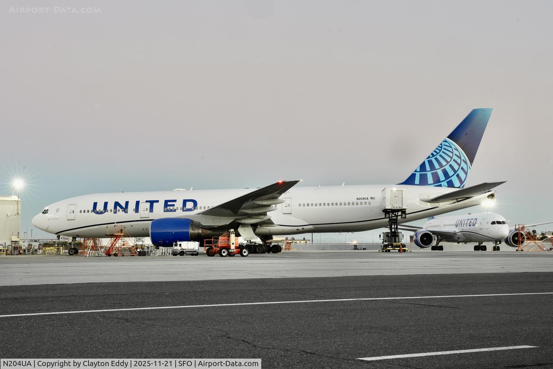 N204UA, 1999 Boeing 777-222/ER C/N 28713, SFO 2025