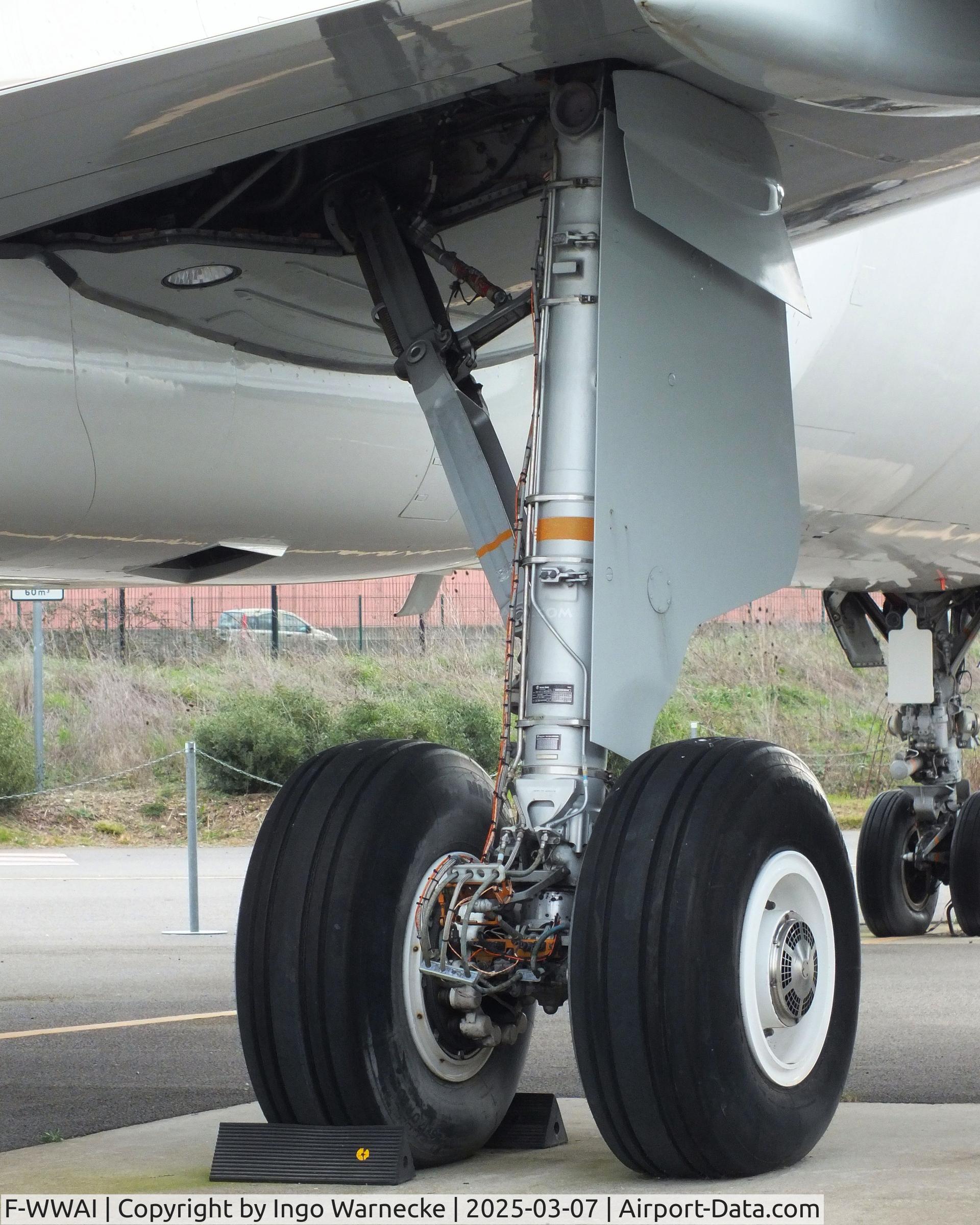 F-WWAI, 1987 Airbus A320-211 C/N 001, Airbus A320-211 (first prototype A320-111, later converted to -211) at the Aeroscopia, Blagnac (Toulouse)
