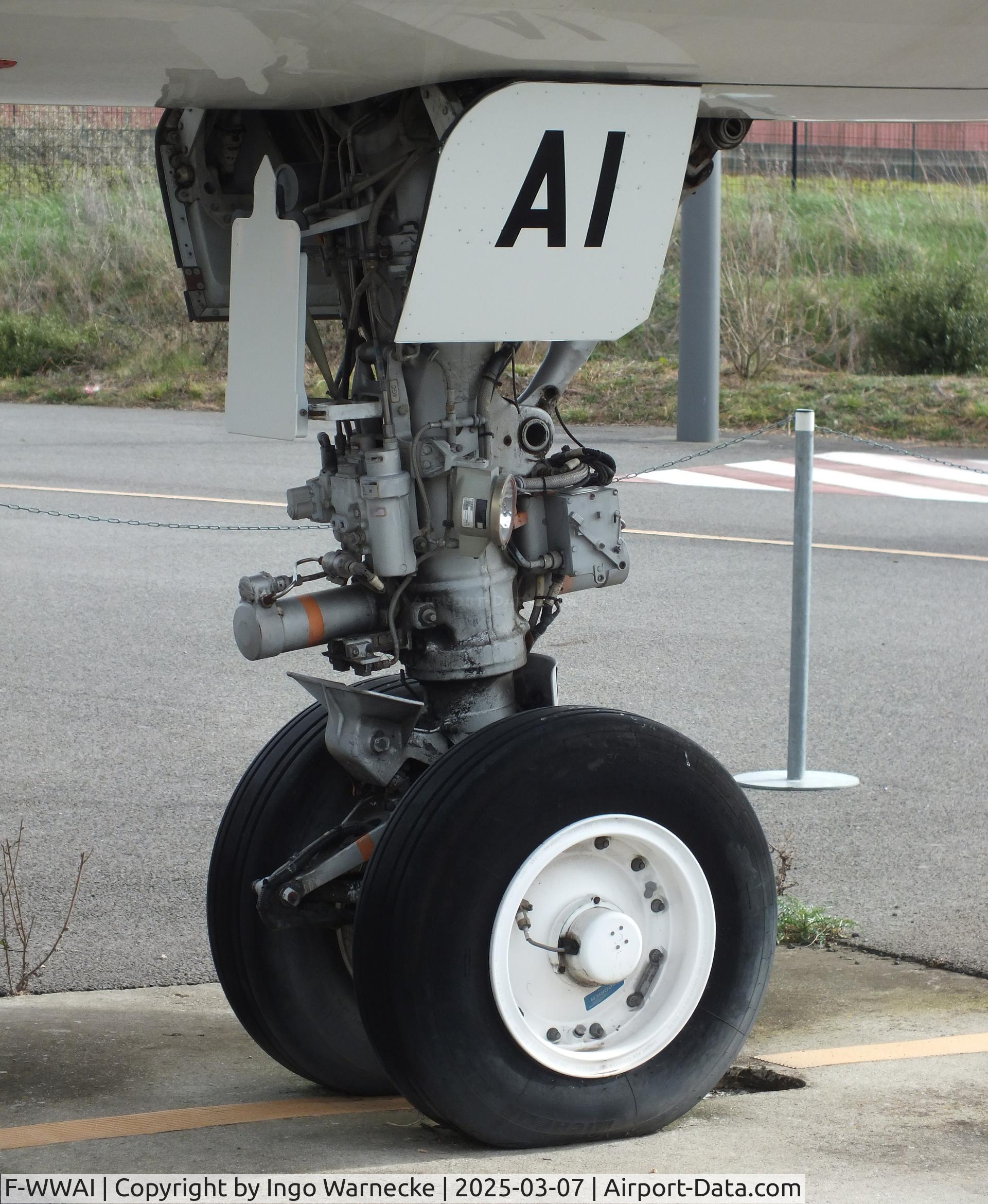 F-WWAI, 1987 Airbus A320-211 C/N 001, Airbus A320-211 (first prototype A320-111, later converted to -211) at the Aeroscopia, Blagnac (Toulouse)