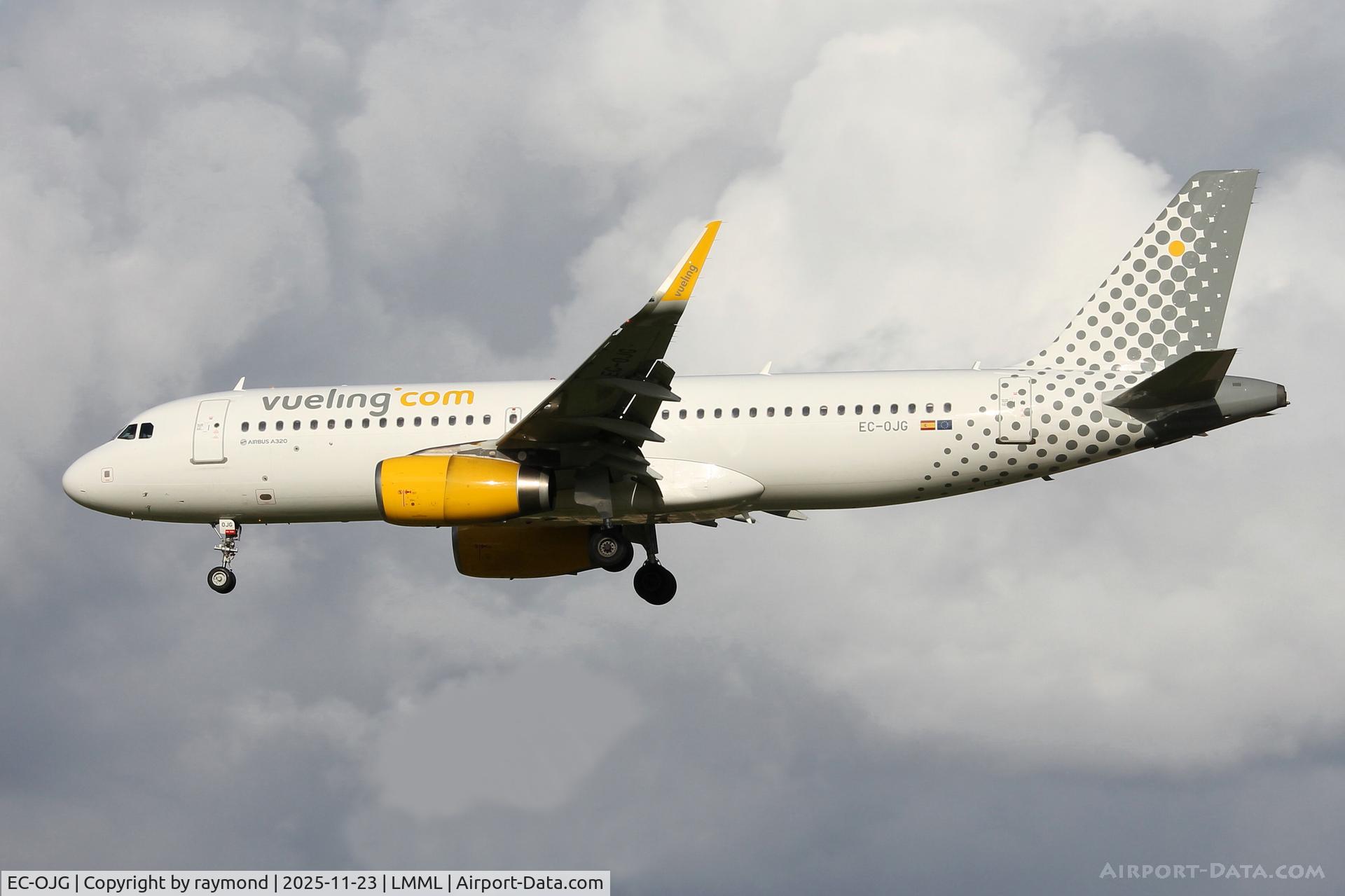 EC-OJG, 2014 Airbus A320-232 C/N 6093, Vueling Airbus A320-232 reg EC-OJG on final approach for RW31 arriving from Barcelona.