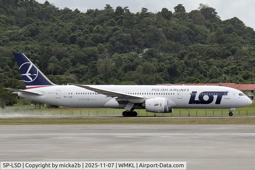 SP-LSD, 2019 Boeing 787-9 Dreamliner C/N 38087, Take off