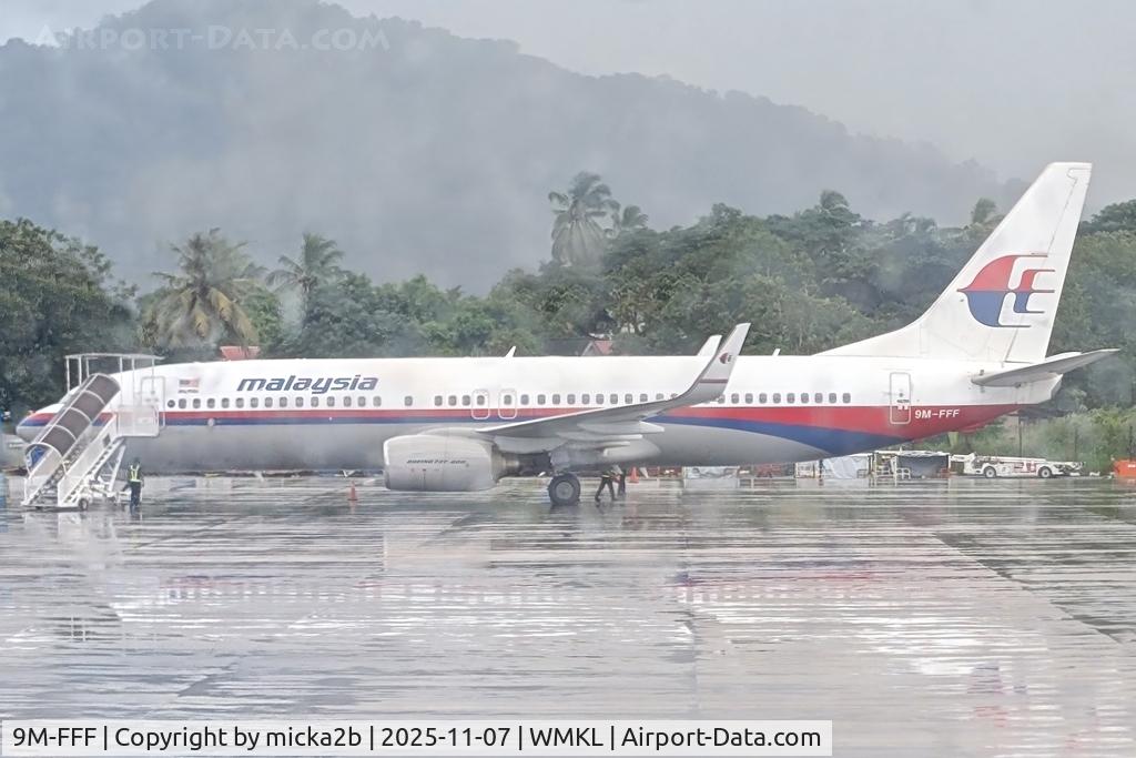 9M-FFF, 2011 Boeing 737-8FZ C/N 39320, Parked