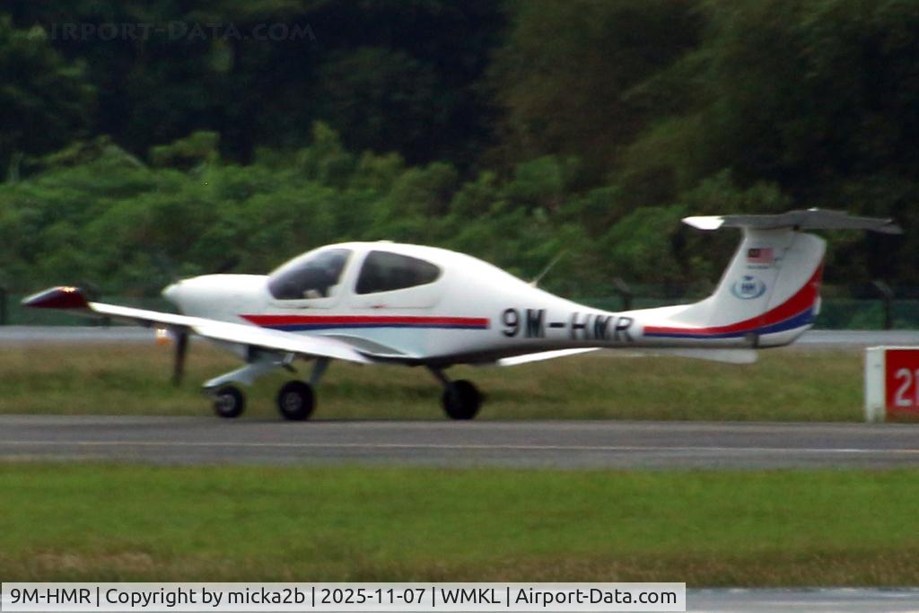 9M-HMR, 2005 Diamond DA-40TDI Diamond Star Diamond Star C/N D4.157, Taxiing