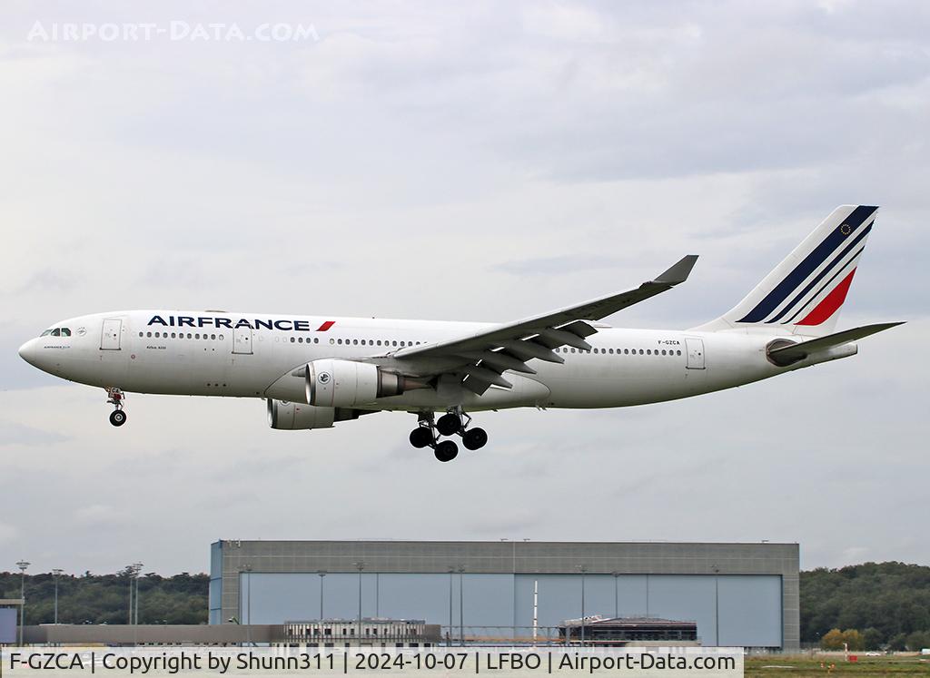 F-GZCA, 2001 Airbus A330-203 C/N 422, Landing rwy 14L in new modified c/s...