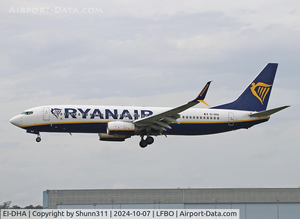 EI-DHA, 2005 Boeing 737-8AS C/N 33571, Landing rwy 14L with blended scimitar winglets