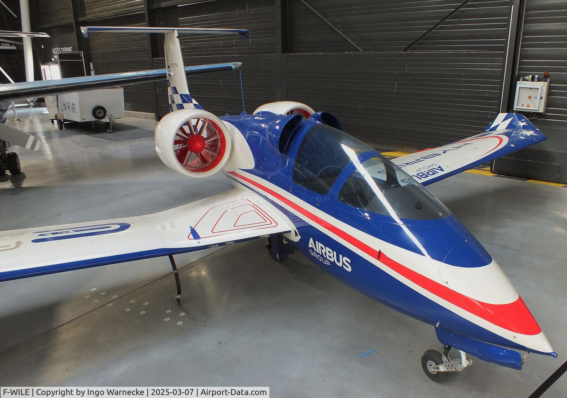 F-WILE, 2014 Airbus E-Fan C/N 001, Airbus E-Fan Hybrid single seater (with 2 electric motors) at the Aeroscopia, Blagnac (Toulouse)