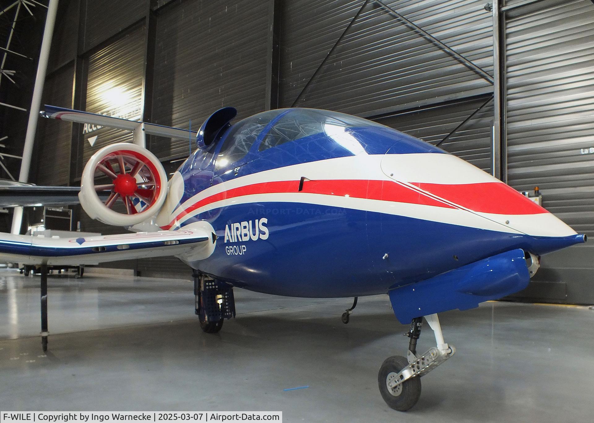 F-WILE, 2014 Airbus E-Fan C/N 001, Airbus E-Fan Hybrid single seater (with 2 electric motors) at the Aeroscopia, Blagnac (Toulouse)