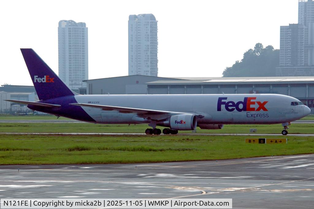 N121FE, 2015 Boeing 767-300F C/N 43545, Taxiing
