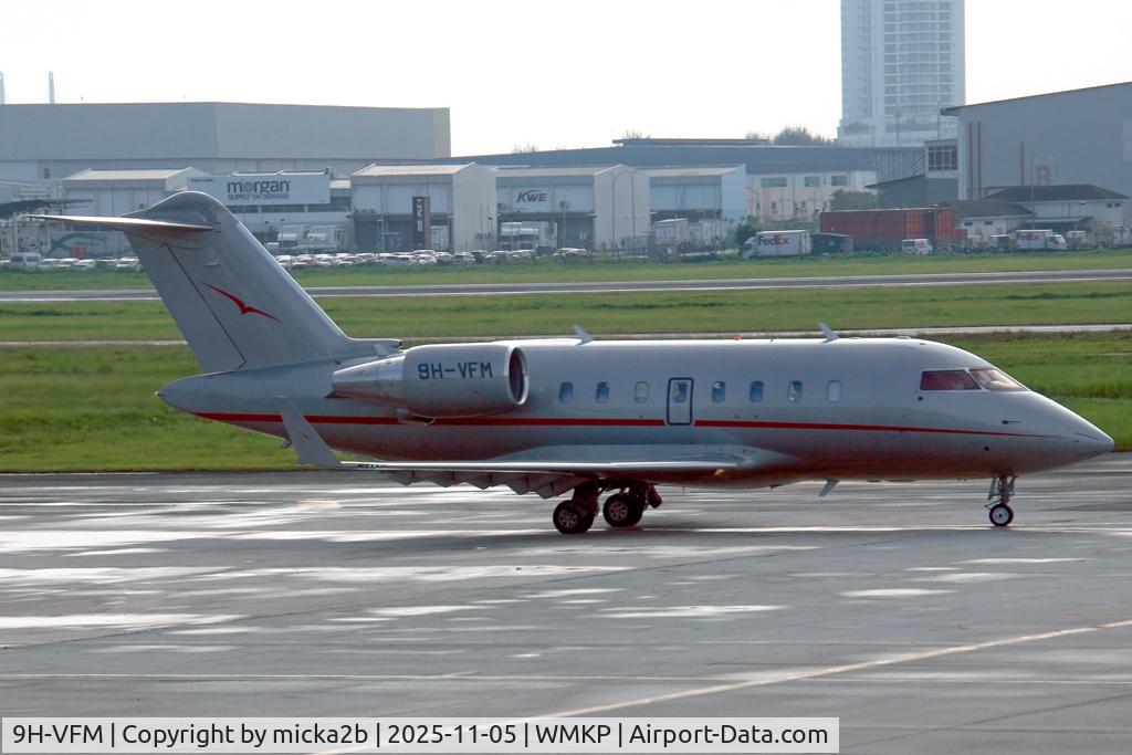 9H-VFM, Bombardier Challenger 605 (CL-600-2B16) C/N 5956, Taxiing