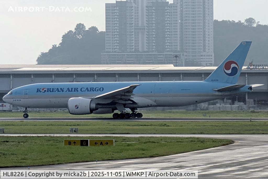 HL8226, 2013 Boeing 777-FB5 C/N 37640, Taxiing