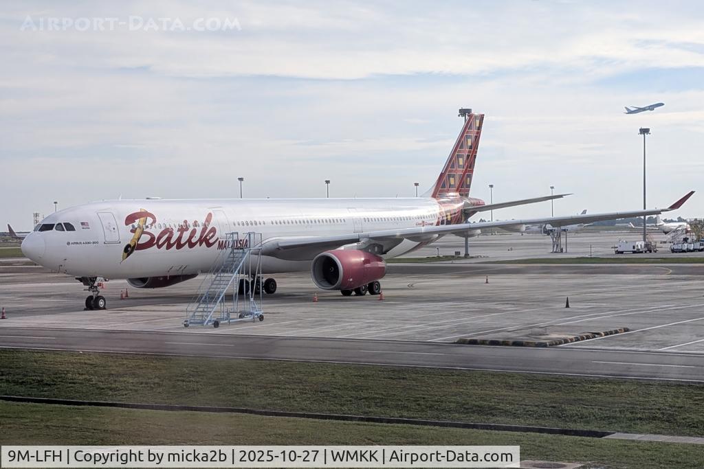 9M-LFH, 2017 Airbus A330-343 C/N 1832, Parked