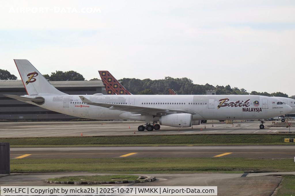 9M-LFC, 2013 Airbus A330-343X C/N 1481, Parked