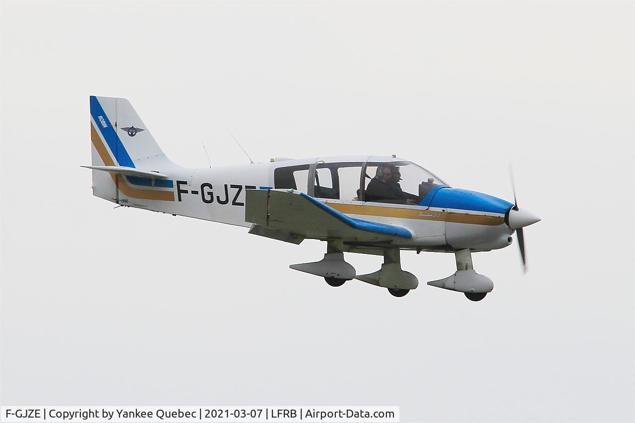 F-GJZE, Robin DR-400-120 Petit Prince C/N 2005, Short approach rwy 07R, Brest-Bretagne airport (LFRB-BES)