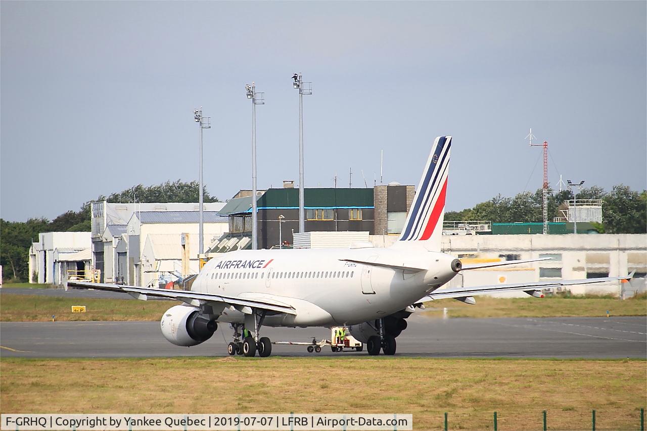 F-GRHQ, 2000 Airbus A319-111 C/N 1404, Push back, Brest-Bretagne airport (LFRB-BES)