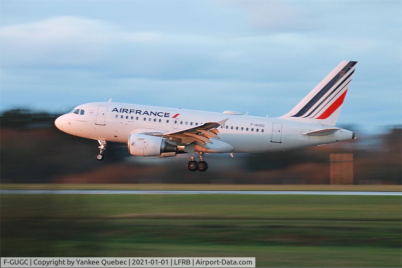 F-GUGC, 2002 Airbus A318-111 C/N 2071, Landing rwy 25L, Brest-Bretagne airport (LFRB-BES)